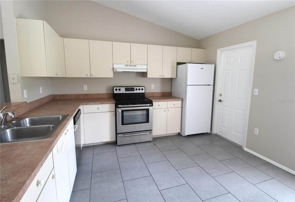 Active With Contract: $2,275 (3 beds, 2 baths, 1275 Square Feet)