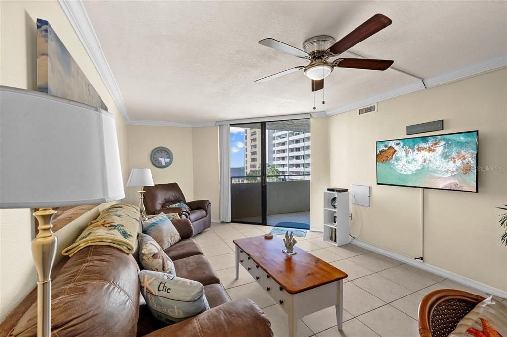 For Sale: $230,000 (1 beds, 1 baths, 733 Square Feet)