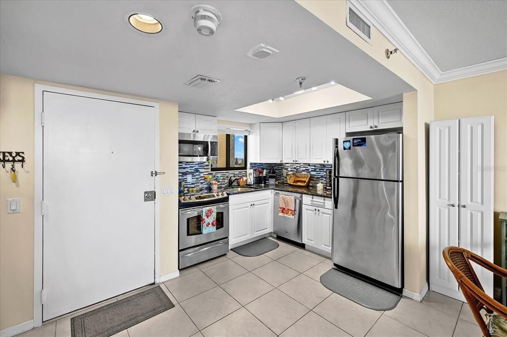 For Sale: $230,000 (1 beds, 1 baths, 733 Square Feet)