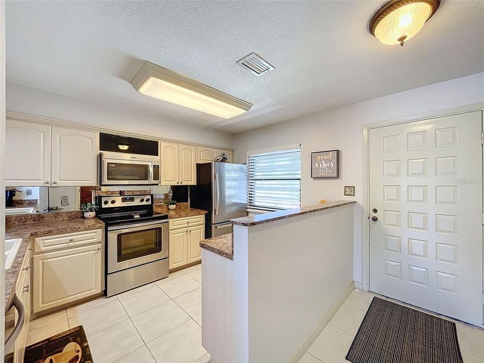For Sale: $425,000 (2 beds, 2 baths, 1065 Square Feet)