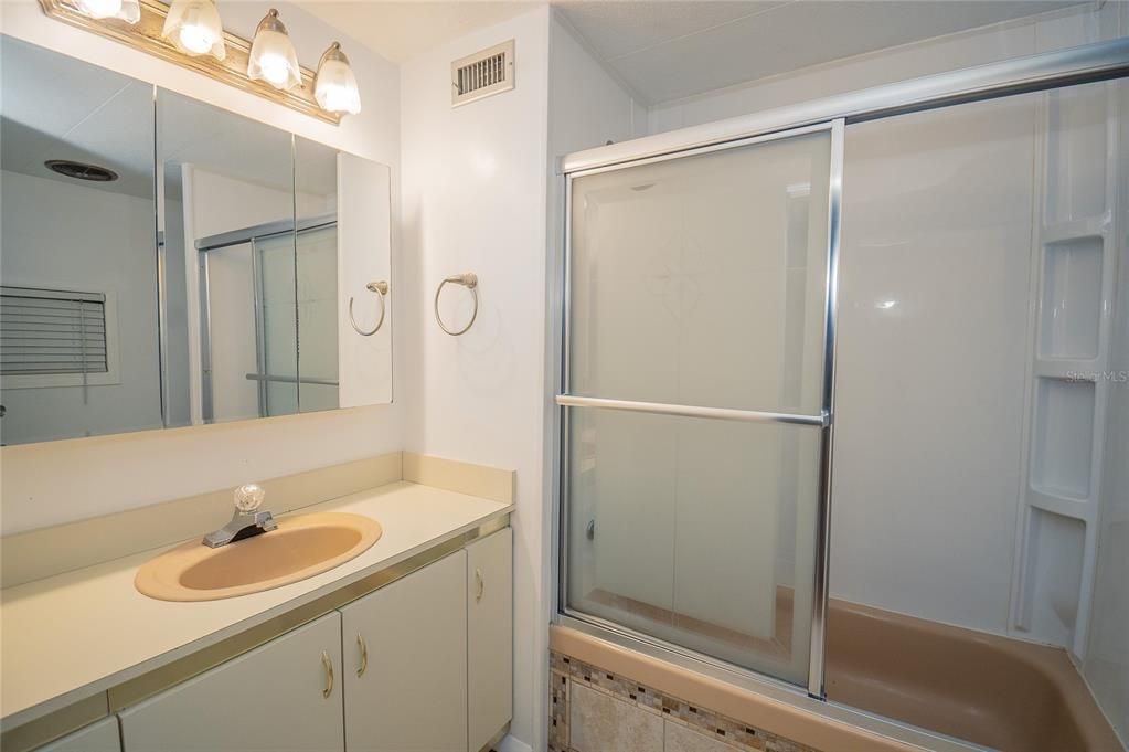 For Sale: $200,000 (2 beds, 2 baths, 1104 Square Feet)