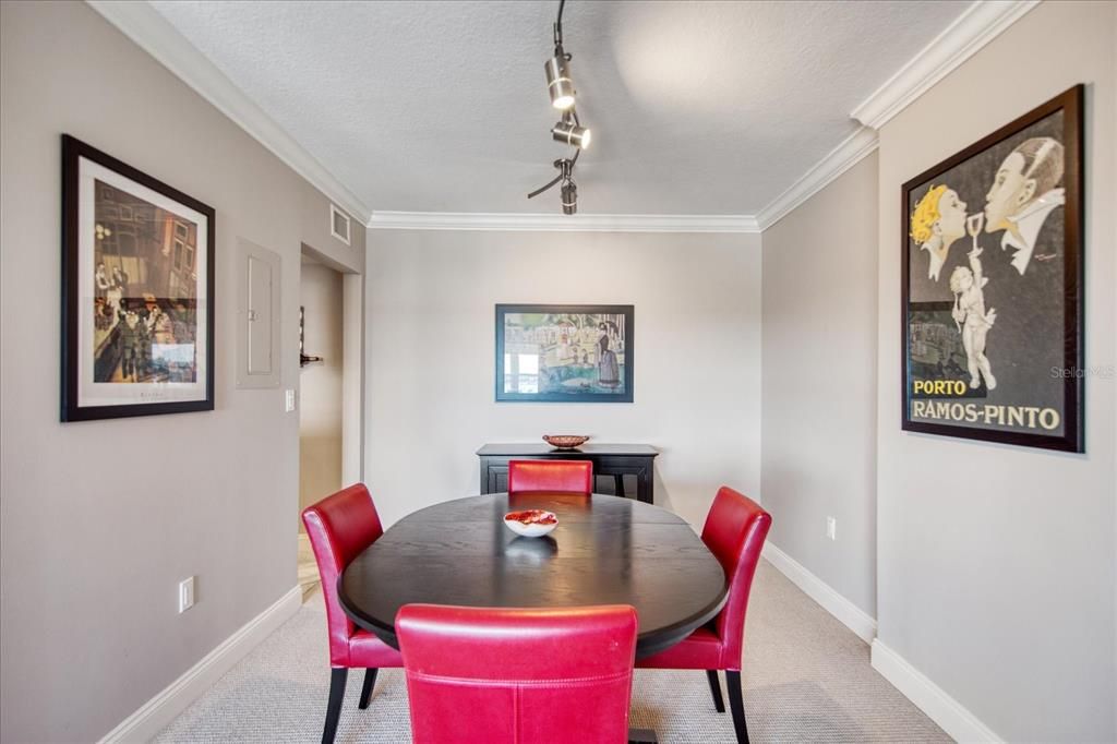 For Sale: $579,900 (2 beds, 2 baths, 1070 Square Feet)