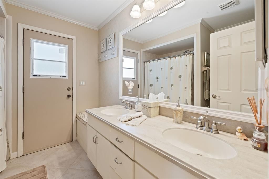 Full Bath/Pool Bath with Custom Venetian Plaster Walls!