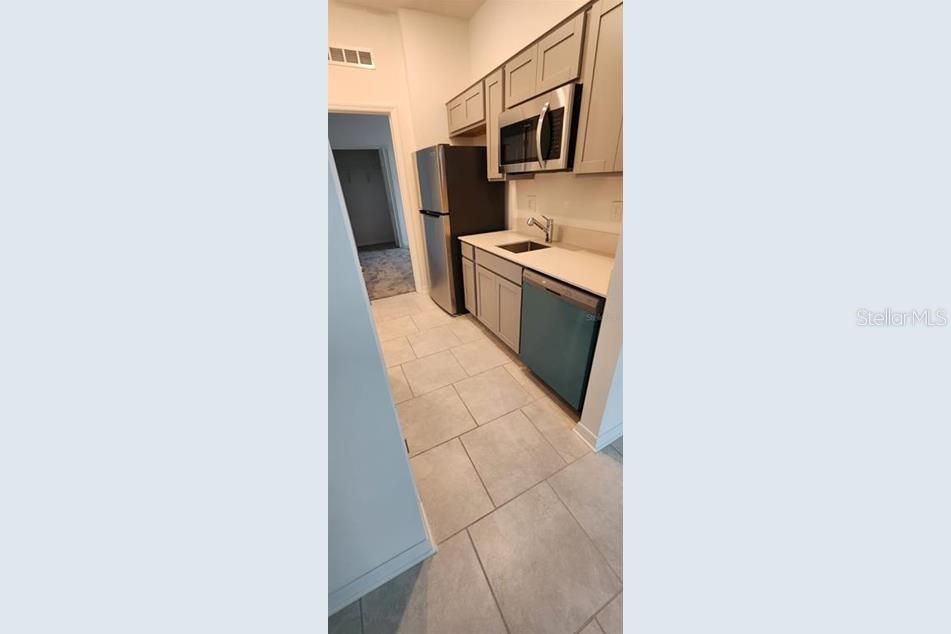 Active With Contract: $1,300 (1 beds, 1 baths, 2109 Square Feet)