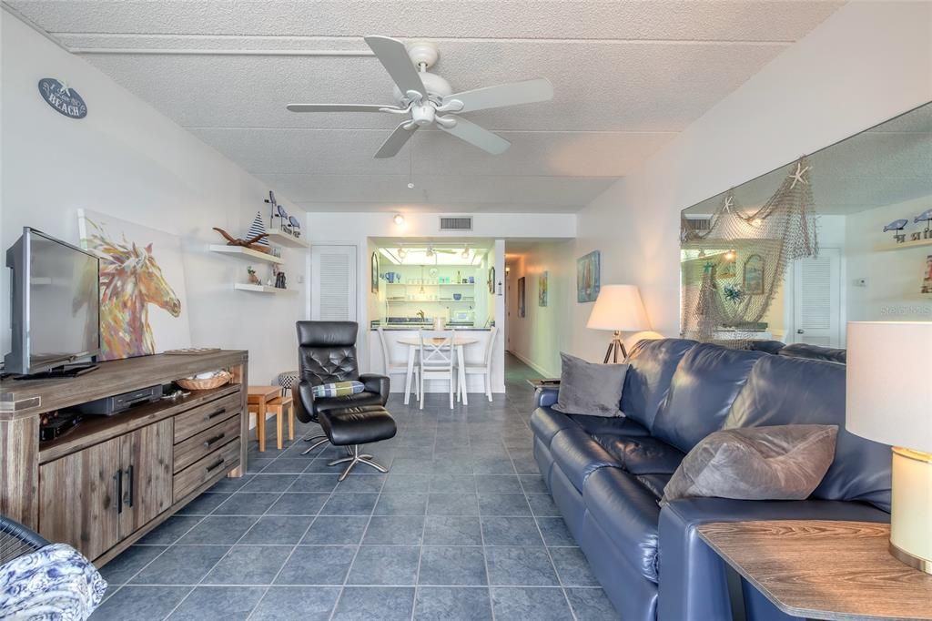 For Sale: $384,000 (1 beds, 1 baths, 861 Square Feet)