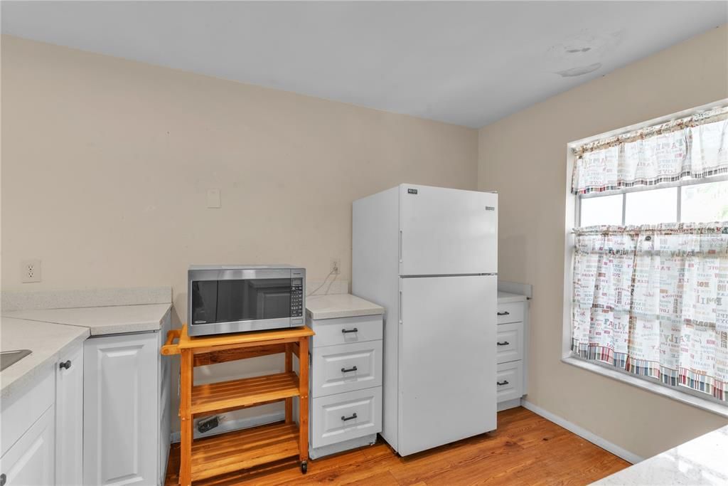 Active With Contract: $220,000 (1 beds, 1 baths, 703 Square Feet)