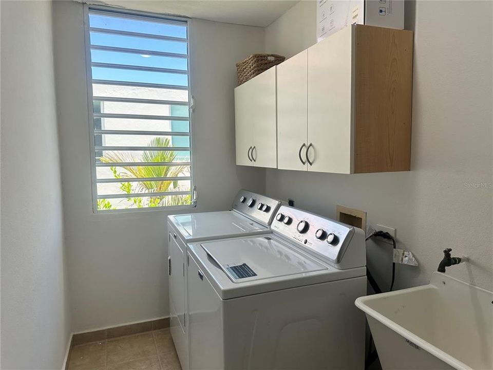 Vendido Recientemente: $420,000 (4 camas, 2 baños, 2218 Pies cuadrados)