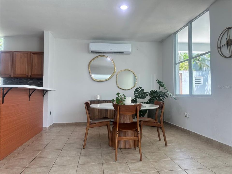 Vendido Recientemente: $420,000 (4 camas, 2 baños, 2218 Pies cuadrados)