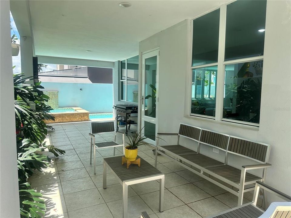 Vendido Recientemente: $420,000 (4 camas, 2 baños, 2218 Pies cuadrados)