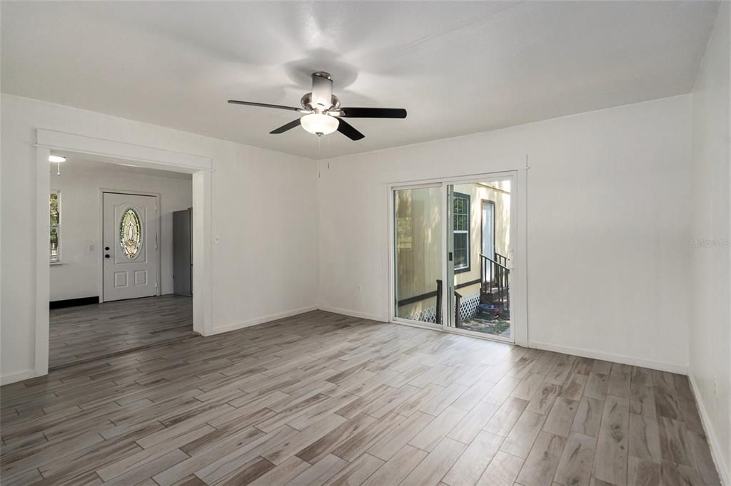 Active With Contract: $270,000 (2 beds, 1 baths, 672 Square Feet)