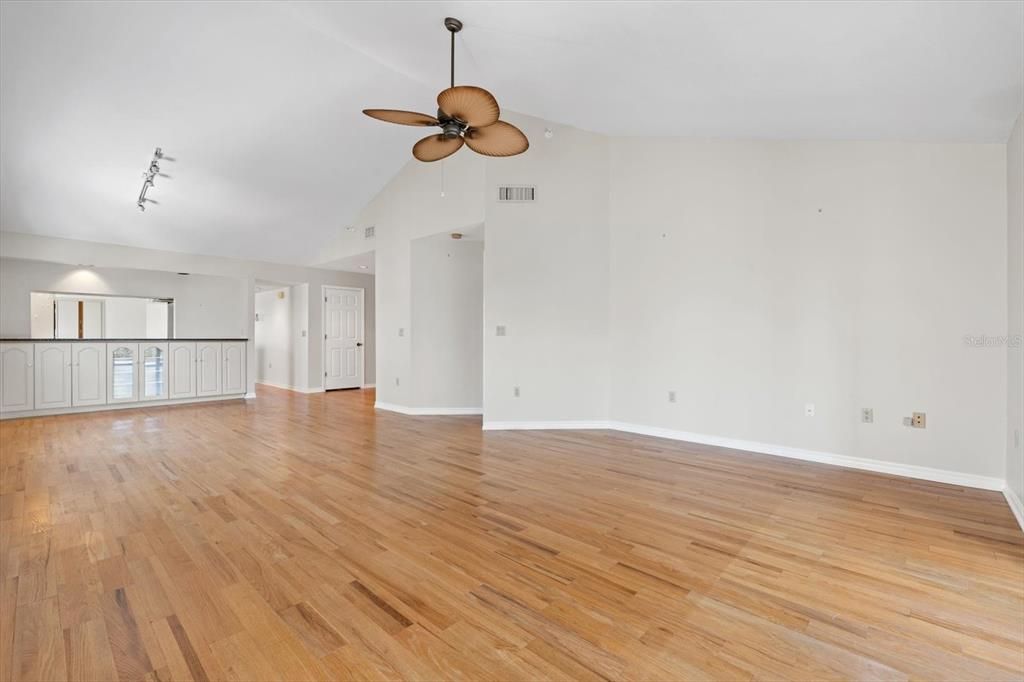 For Sale: $550,000 (2 beds, 2 baths, 1705 Square Feet)