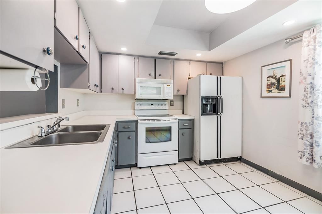 Active With Contract: $249,900 (2 beds, 2 baths, 1025 Square Feet)