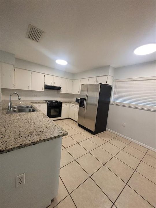 For Rent: $2,490 (2 beds, 1 baths, 988 Square Feet)