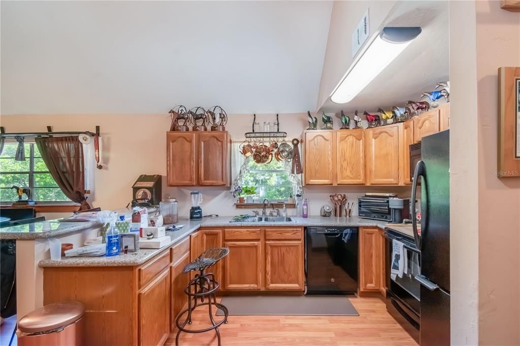 For Sale: $350,000 (3 beds, 1 baths, 1305 Square Feet)
