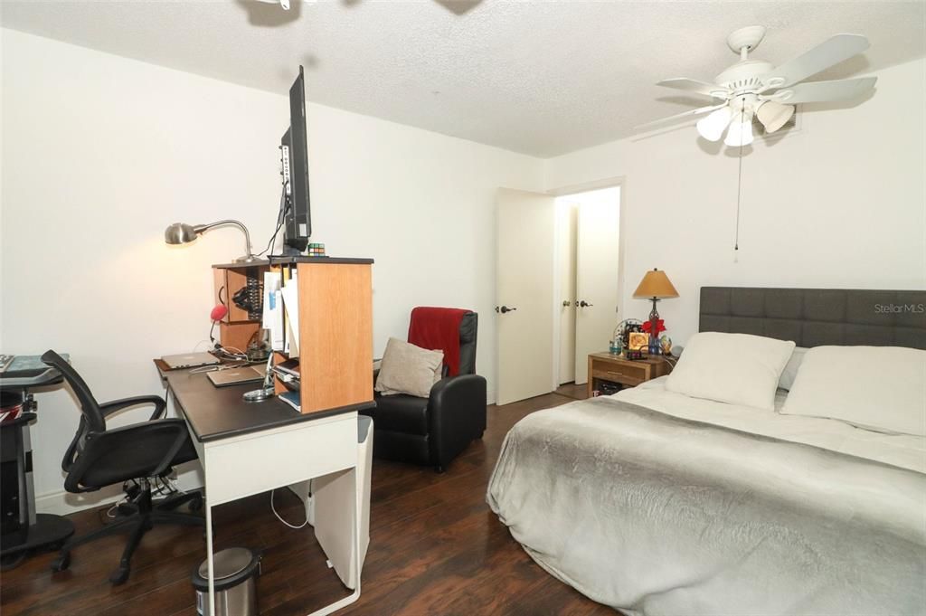 For Sale: $162,500 (1 beds, 1 baths, 921 Square Feet)