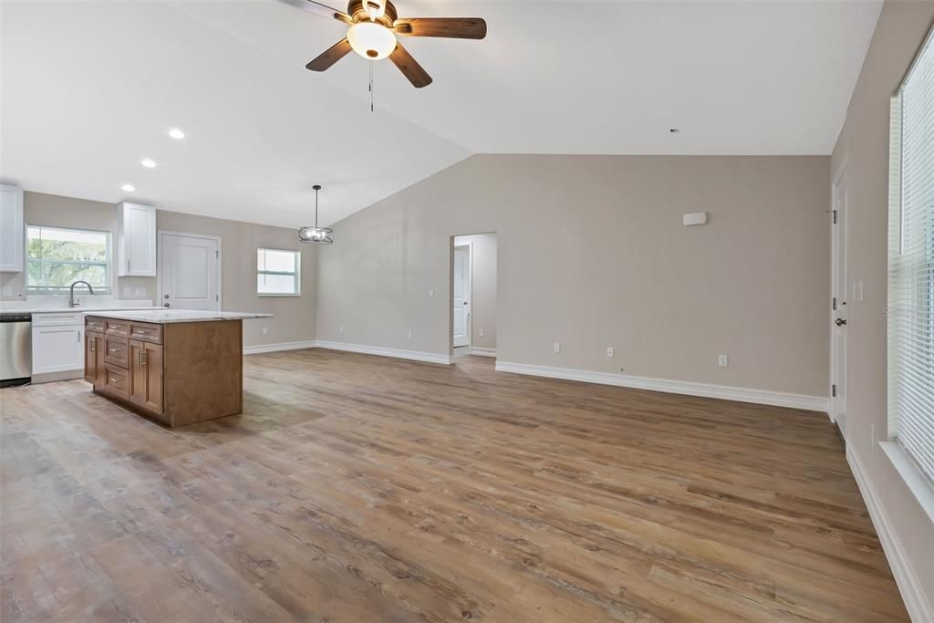 For Sale: $324,900 (3 beds, 2 baths, 1424 Square Feet)
