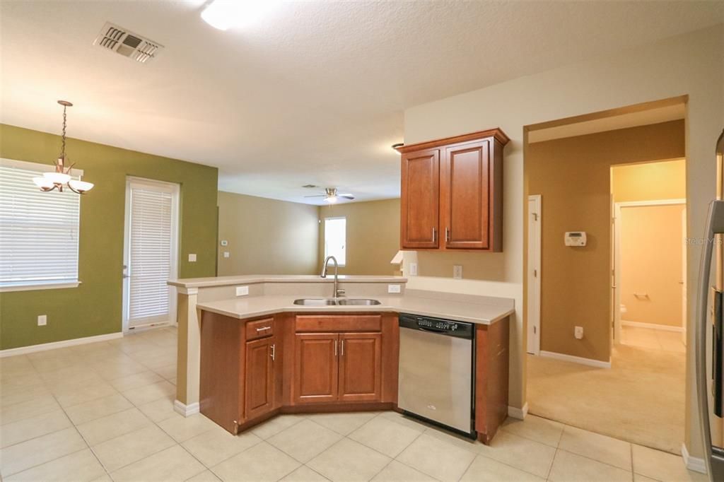 For Rent: $2,650 (3 beds, 2 baths, 2801 Square Feet)
