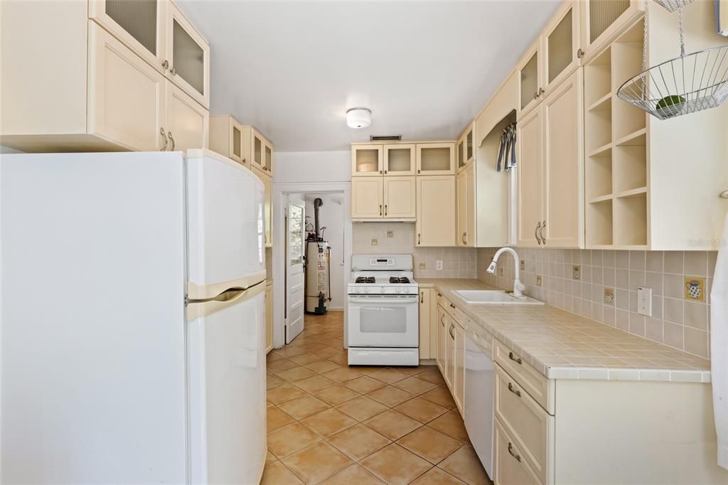 Active With Contract: $300,000 (2 beds, 1 baths, 1226 Square Feet)