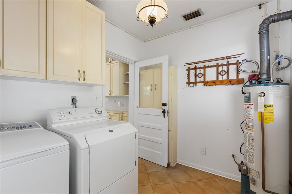 Active With Contract: $300,000 (2 beds, 1 baths, 1226 Square Feet)
