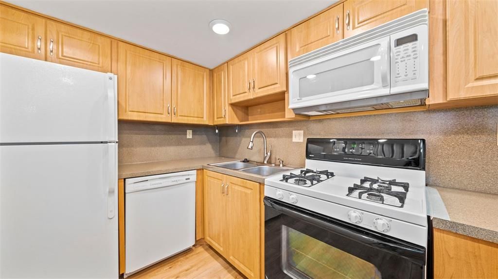 For Sale: $134,900 (1 beds, 1 baths, 790 Square Feet)