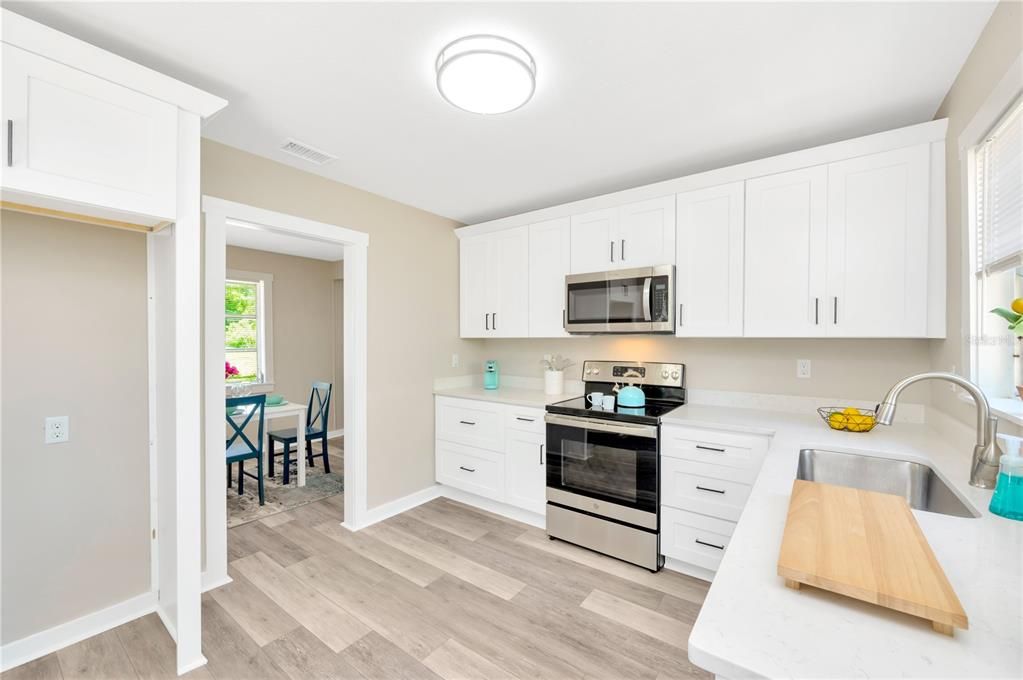 Active With Contract: $249,900 (2 beds, 1 baths, 1016 Square Feet)