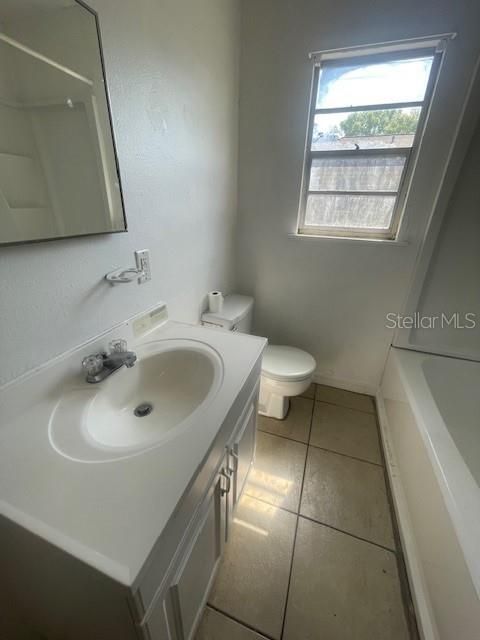 Active With Contract: $1,225 (2 beds, 1 baths, 726 Square Feet)