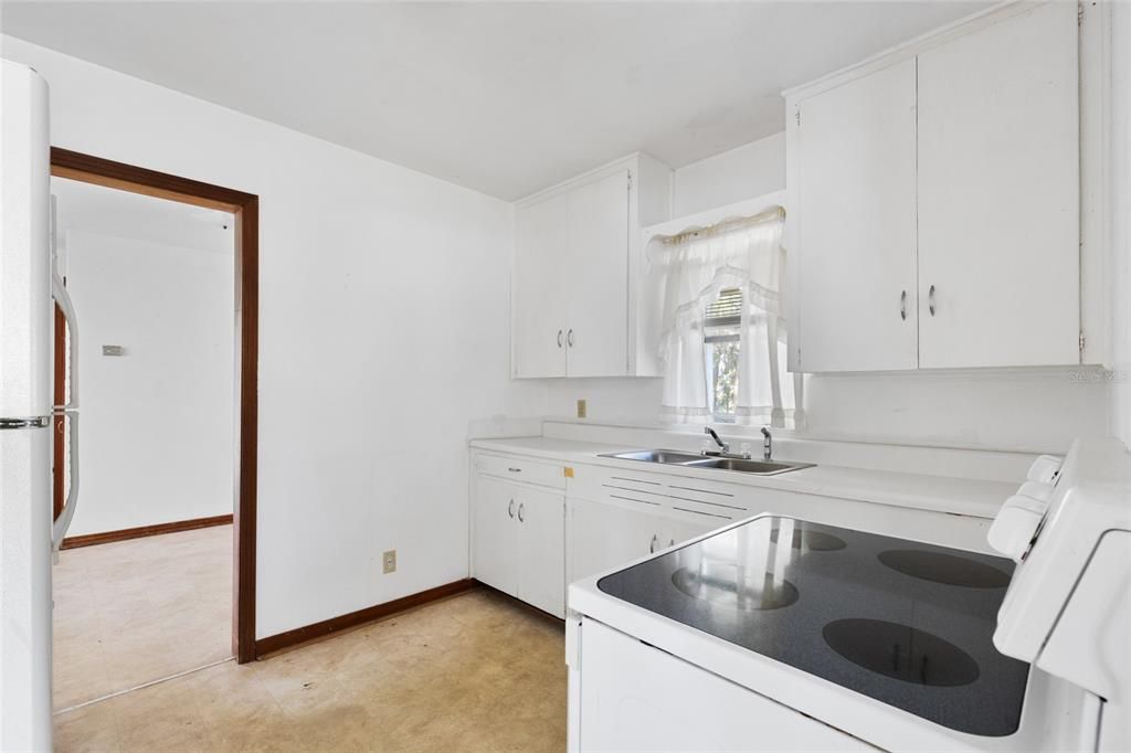 Active With Contract: $145,000 (2 beds, 1 baths, 900 Square Feet)