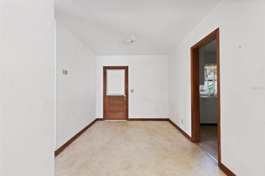 Active With Contract: $145,000 (2 beds, 1 baths, 900 Square Feet)