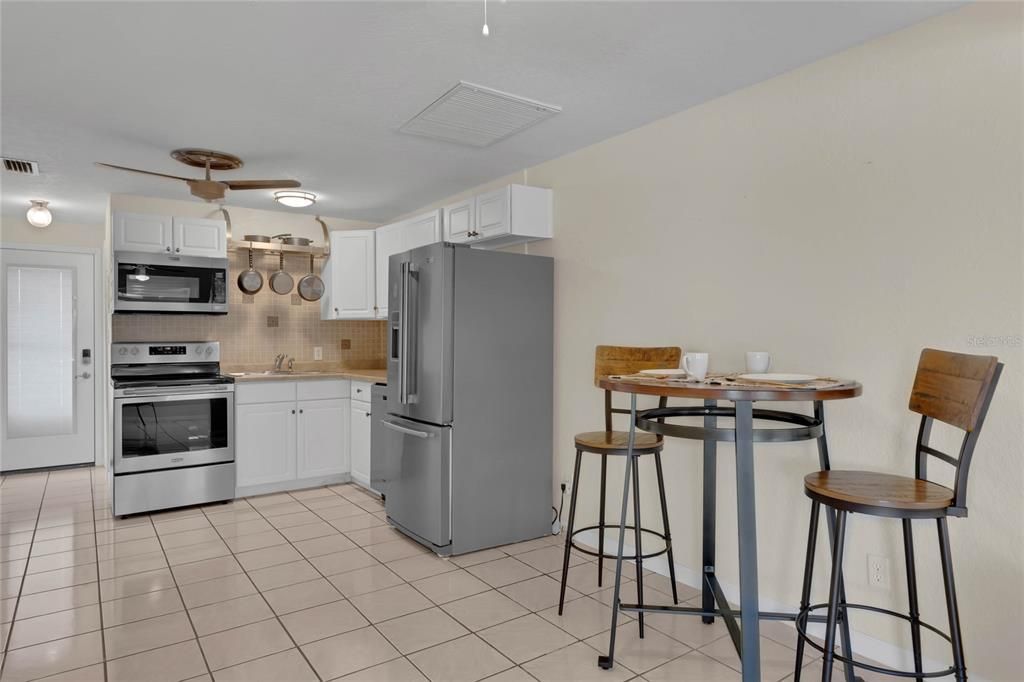 For Sale: $165,000 (2 beds, 2 baths, 720 Square Feet)