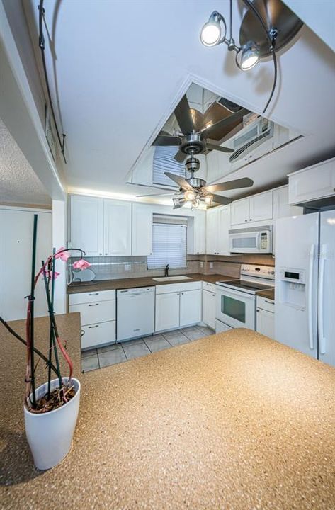 For Sale: $649,900 (1 beds, 1 baths, 900 Square Feet)