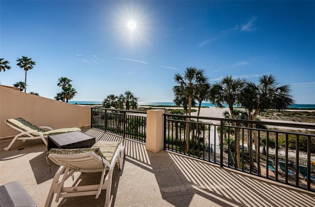 Fabulous Direct Gulf front Views from your Oversized Balcony!