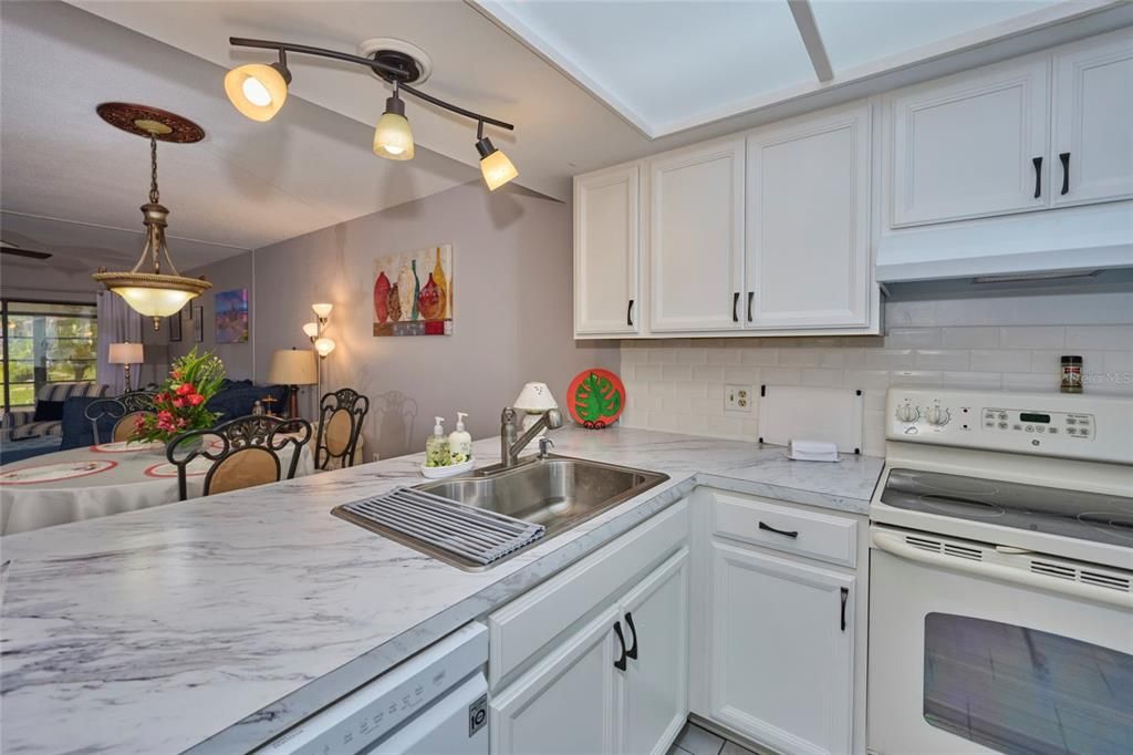 For Sale: $165,000 (2 beds, 2 baths, 1185 Square Feet)