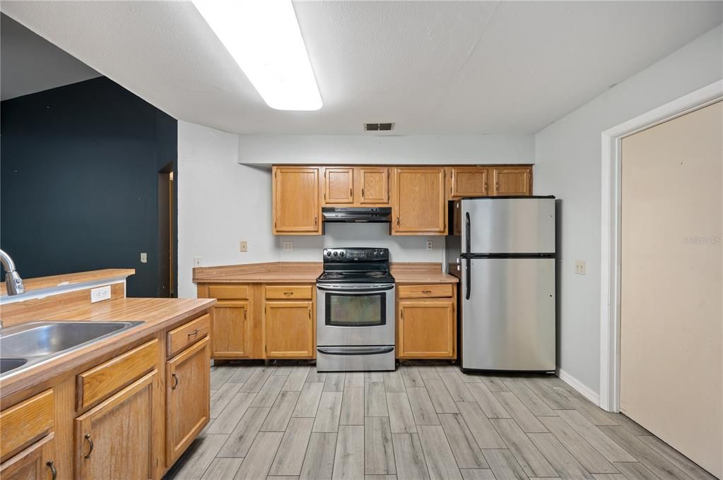 Active With Contract: $225,000 (3 beds, 2 baths, 1369 Square Feet)