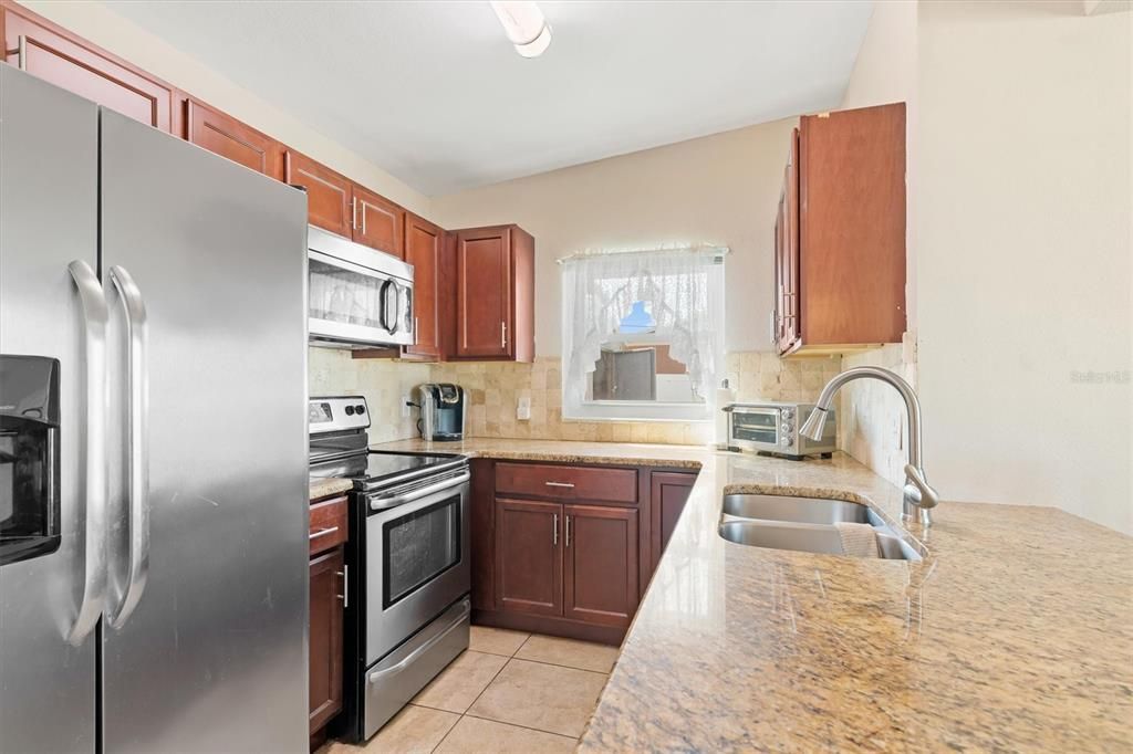 For Sale: $210,000 (2 beds, 1 baths, 768 Square Feet)