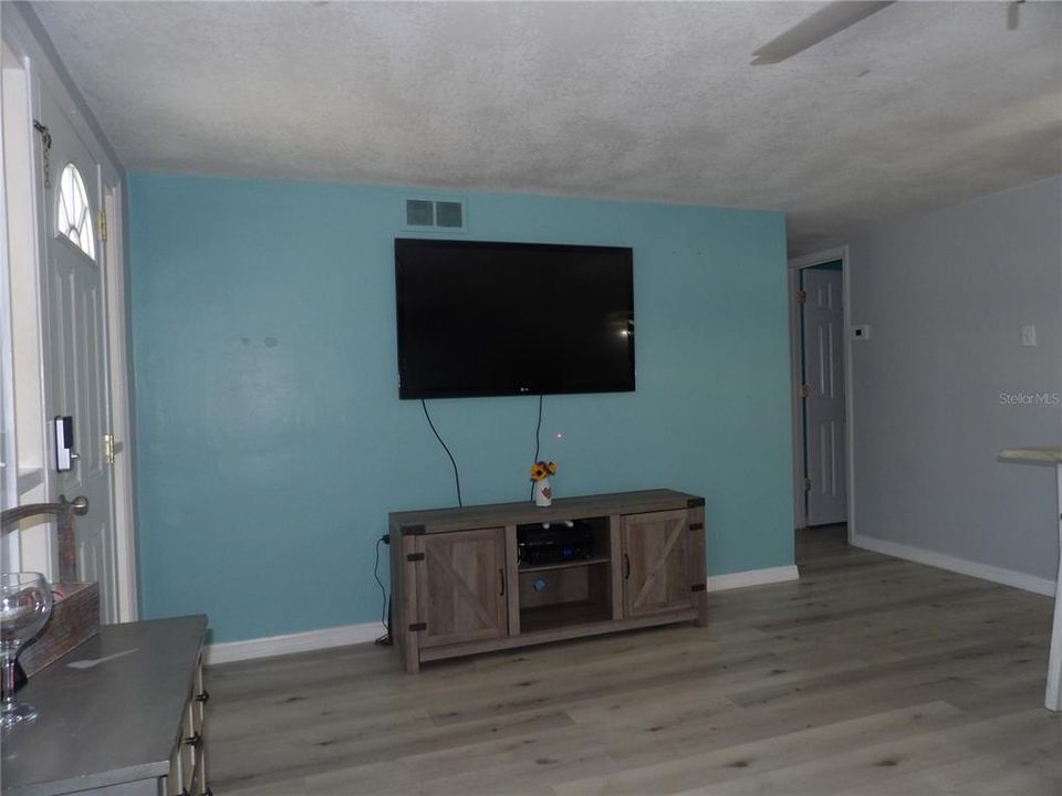 Active With Contract: $1,550 (2 beds, 1 baths, 926 Square Feet)