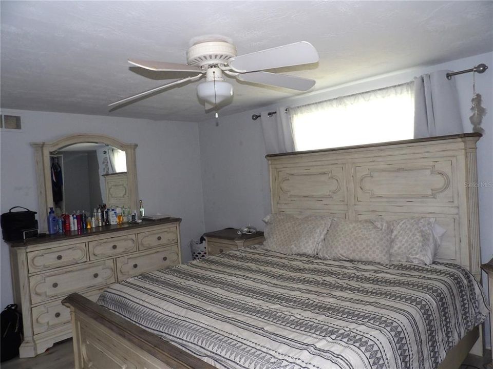 Active With Contract: $1,550 (2 beds, 1 baths, 926 Square Feet)
