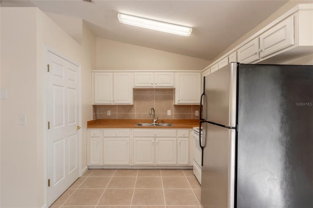For Sale: $259,900 (3 beds, 2 baths, 1075 Square Feet)