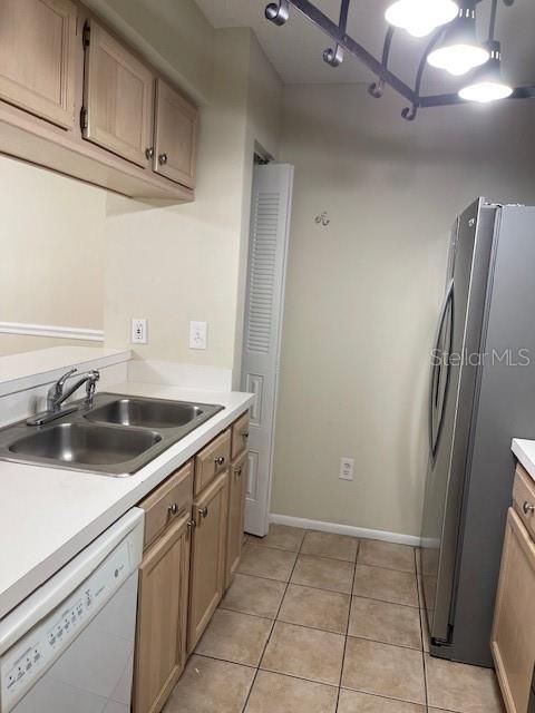 Active With Contract: $1,800 (2 beds, 1 baths, 1159 Square Feet)