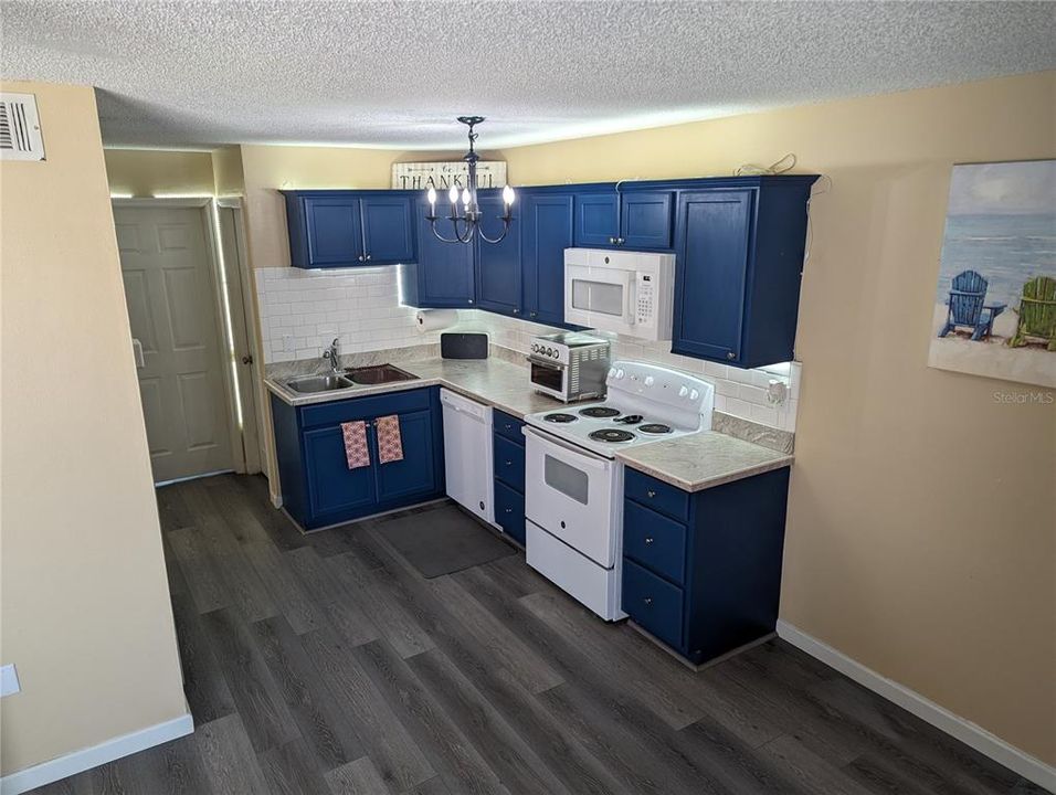 Active With Contract: $159,900 (2 beds, 1 baths, 700 Square Feet)