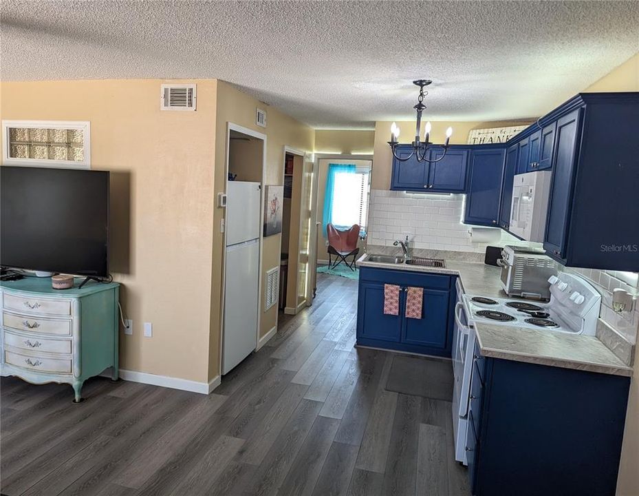 Recently Sold: $159,900 (2 beds, 1 baths, 700 Square Feet)