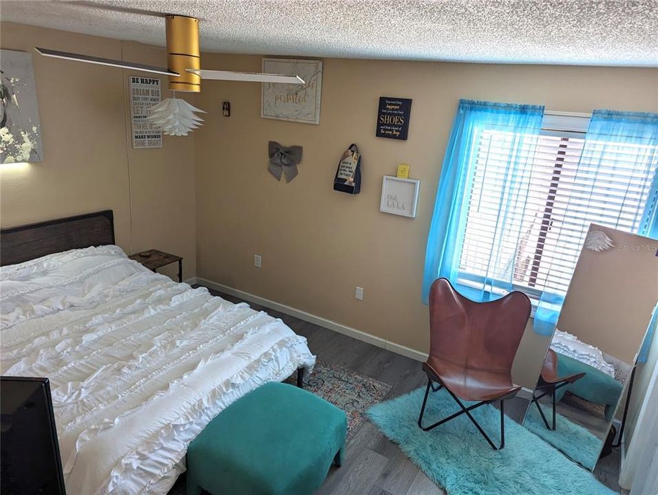 Active With Contract: $159,900 (2 beds, 1 baths, 700 Square Feet)