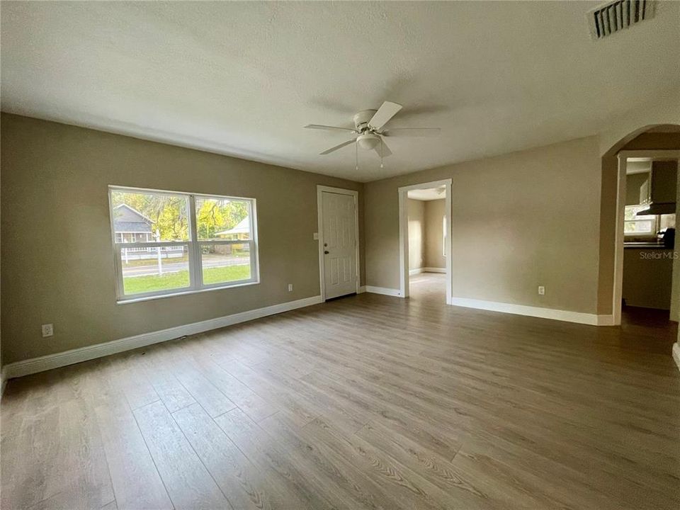 For Sale: $309,900 (3 beds, 1 baths, 1297 Square Feet)