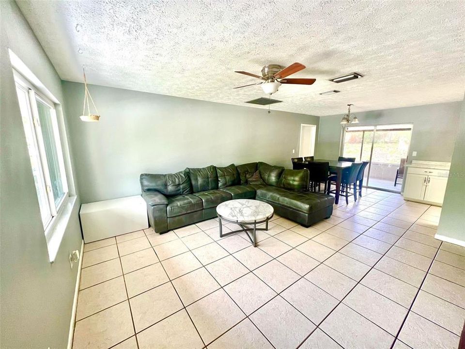 For Sale: $274,900 (3 beds, 1 baths, 1050 Square Feet)