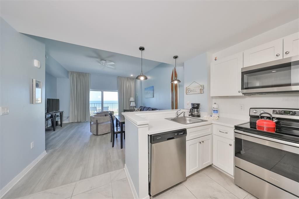 Active With Contract: $625,000 (2 beds, 2 baths, 758 Square Feet)