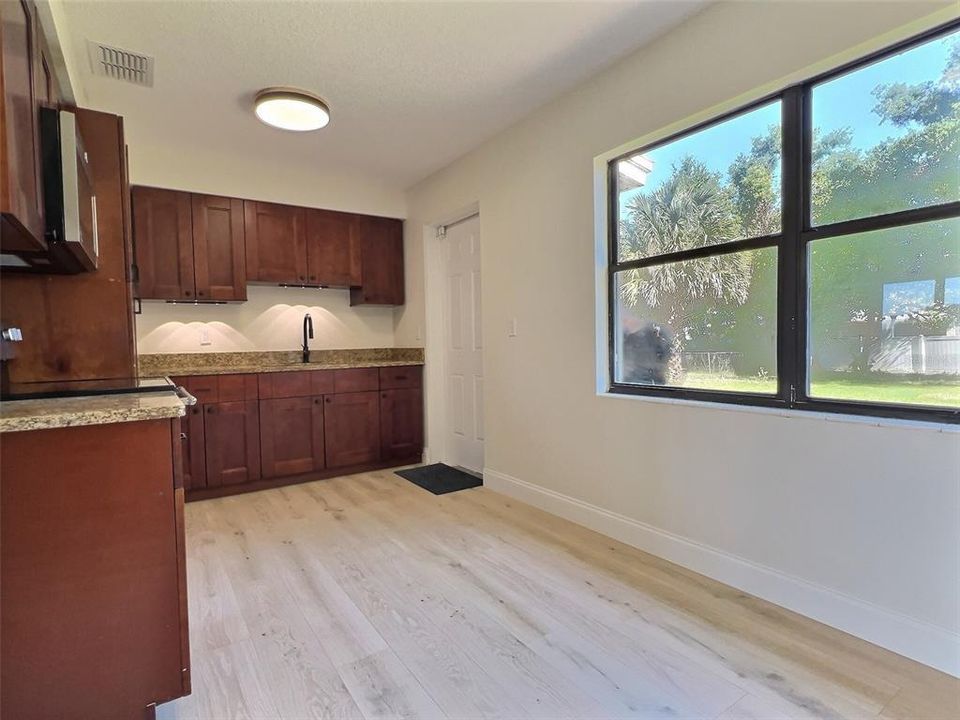 For Sale: $299,999 (3 beds, 1 baths, 967 Square Feet)
