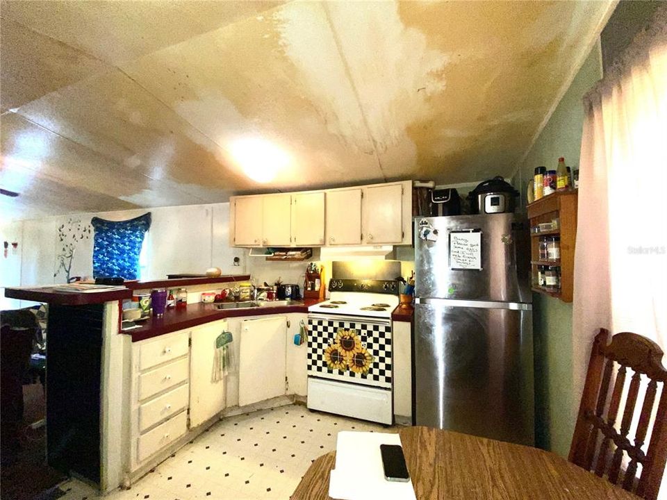 For Sale: $145,900 (2 beds, 1 baths, 728 Square Feet)