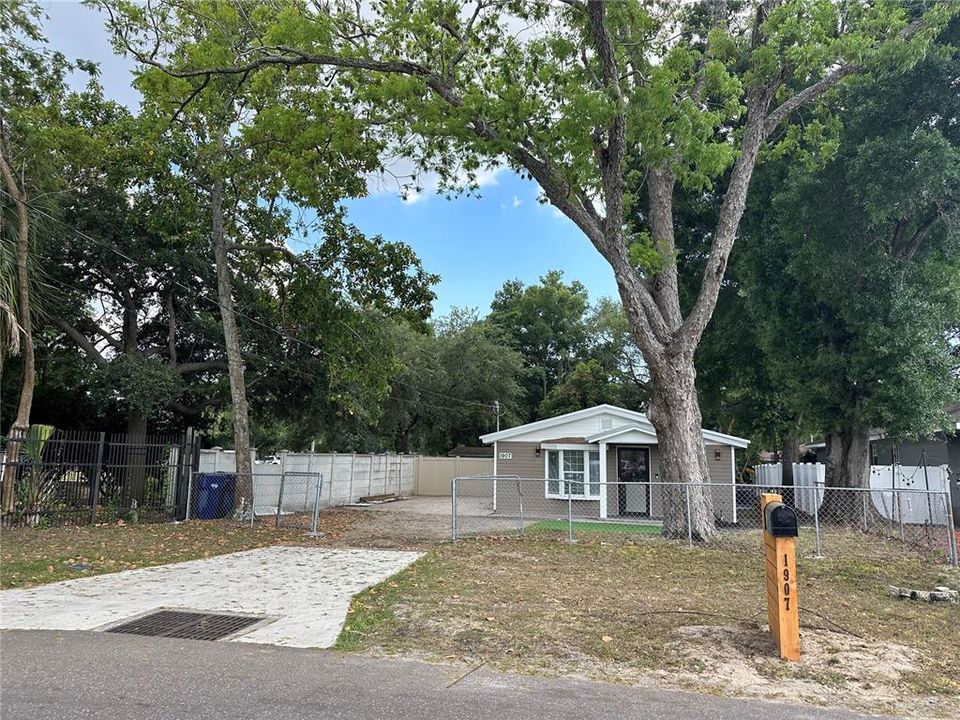 For Sale: $290,000 (4 beds, 2 baths, 864 Square Feet)