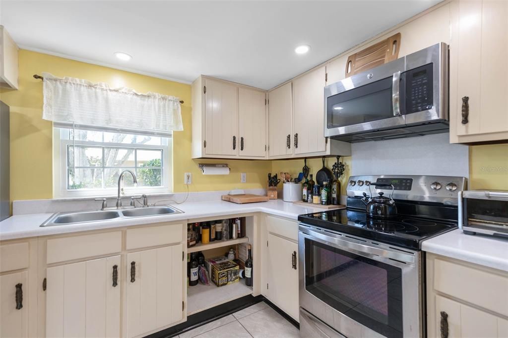 For Sale: $449,900 (2 beds, 2 baths, 1120 Square Feet)