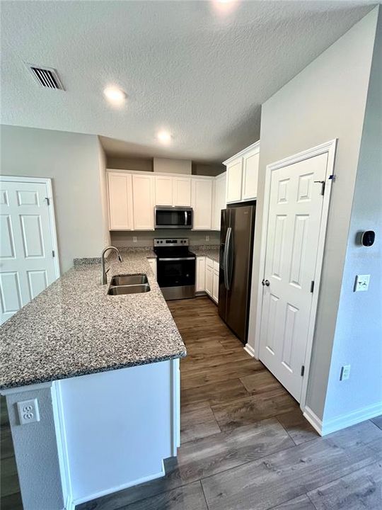For Rent: $2,100 (3 beds, 2 baths, 1354 Square Feet)