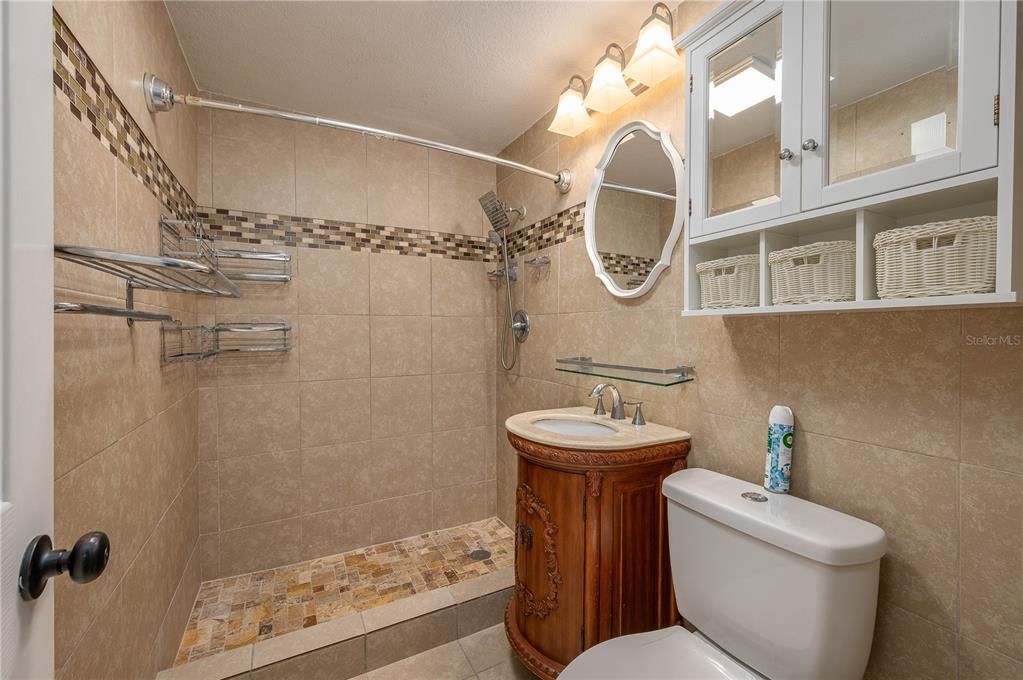 待售: $280,000 (4 贝兹, 1 浴室, 1854 平方英尺)